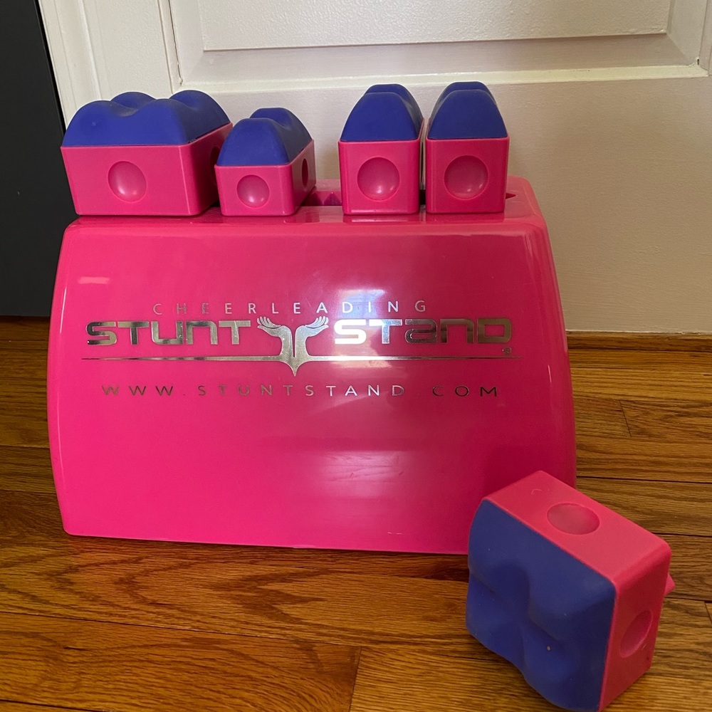 Cheerleading stunt stand